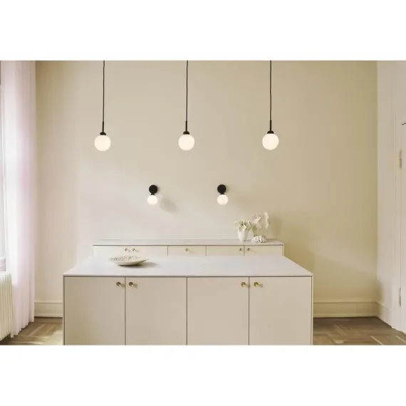 APIALES VÆGLAMPE SATINSORT/OPAL