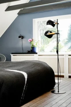 D.C GULVLAMPE 2 ARME SORT M/EGETRÆ