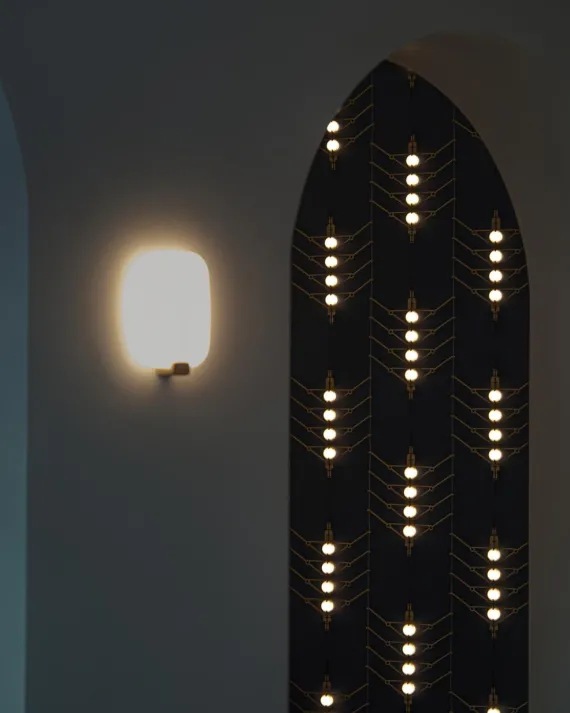 DCWéditions Light Me Tender M Væglampe - Vertical/Brass