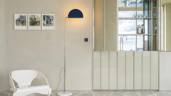 DCWéditions Mezzaluna Gulvlampe - White Marble / Blue