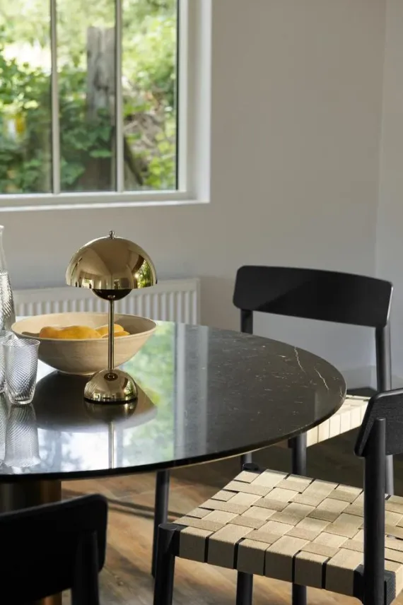 FLOWERPOT VP9 - PORTABLE BORDLAMPE - MESSING PLATED