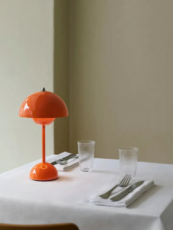FLOWERPOT VP9 - PORTABLE BORDLAMPE- ZESTY ORANGE