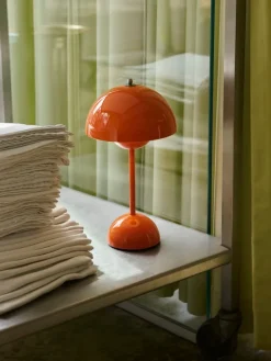 FLOWERPOT VP9 - PORTABLE BORDLAMPE- ZESTY ORANGE