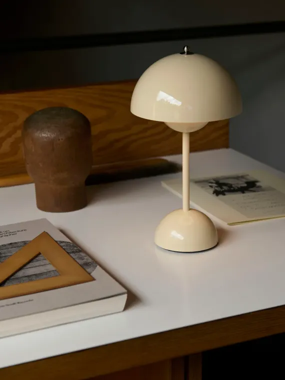 FLOWERPOT VP9 - PORTABLE BORDLAMPE- IVORY