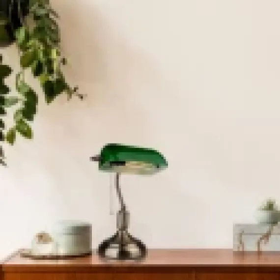 Klassisk skrivebordslampe med grønt glas - vintage stil