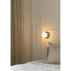LIILA 1 LILLE VÆGLAMPE IP44 SORT/OPAL