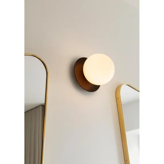 LIILA 1 MEDIUM VÆGLAMPE IP44 MØRK BRONZE/OPAL