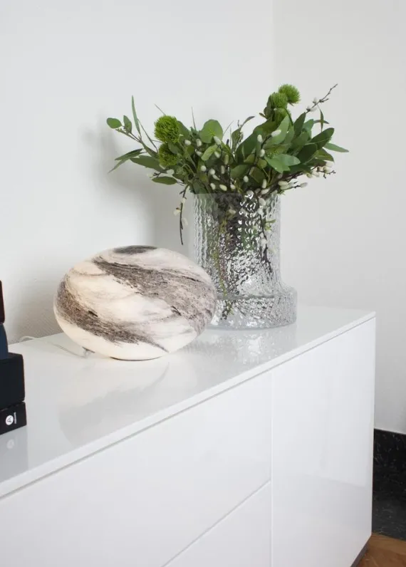MIRA BORDLAMPE SORT/HVID