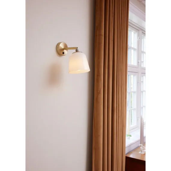ROOM 49 VÆGLAMPE ANTIK MESSING OG OPAL GLAS
