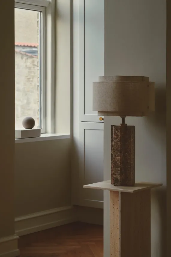 TAKAI BORD E27 BRUN MARMOR/ BEIGE SKÆRM